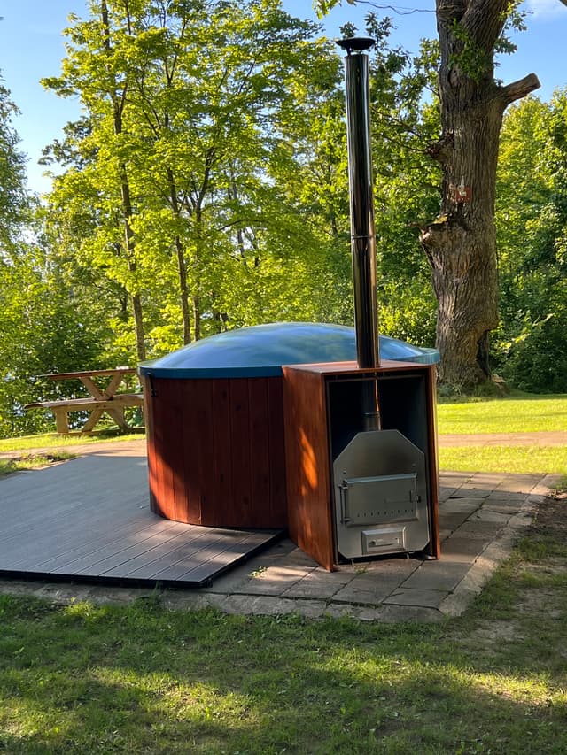 Sodyba su pirtimi, kubilu ir ežero pakrante