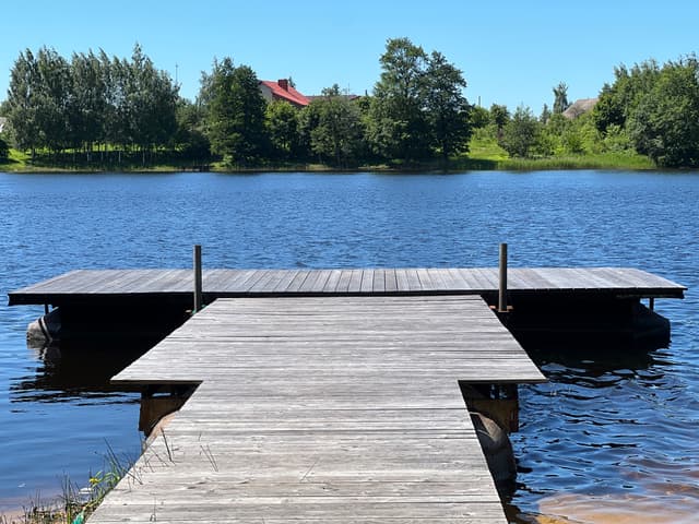 Sodyba su pirtimi, kubilu ir ežero pakrante