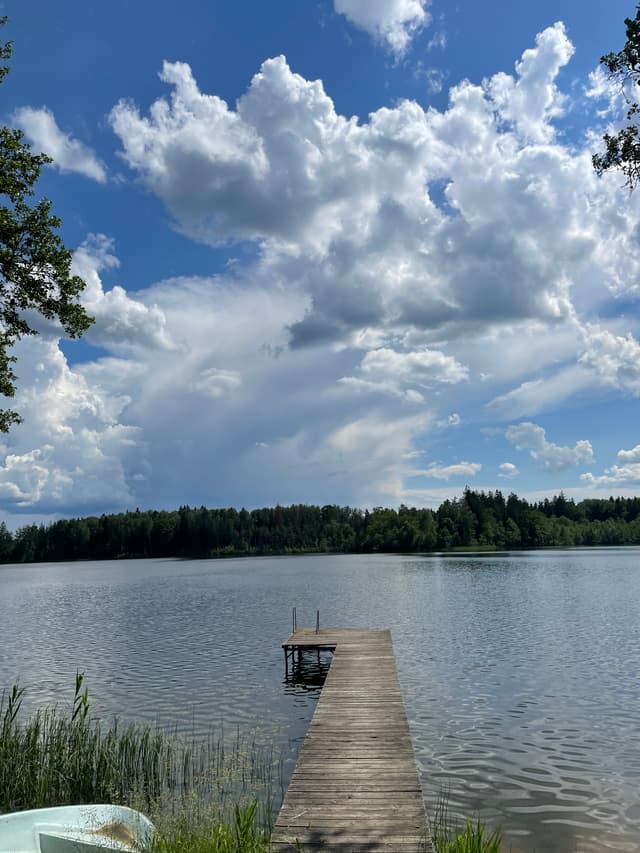 Sodyba ant ežero kranto