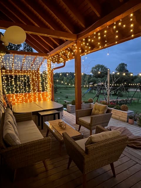 Sodyba ant upės Minijos kranto