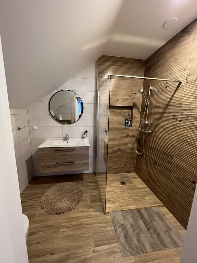 Sodyba ant upės Minijos kranto