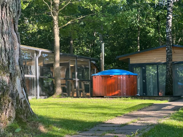 Sodyba su pirtimi, kubilu ir ežero pakrante