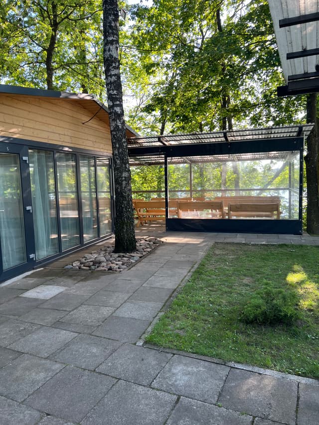 Sodyba su pirtimi, kubilu ir ežero pakrante