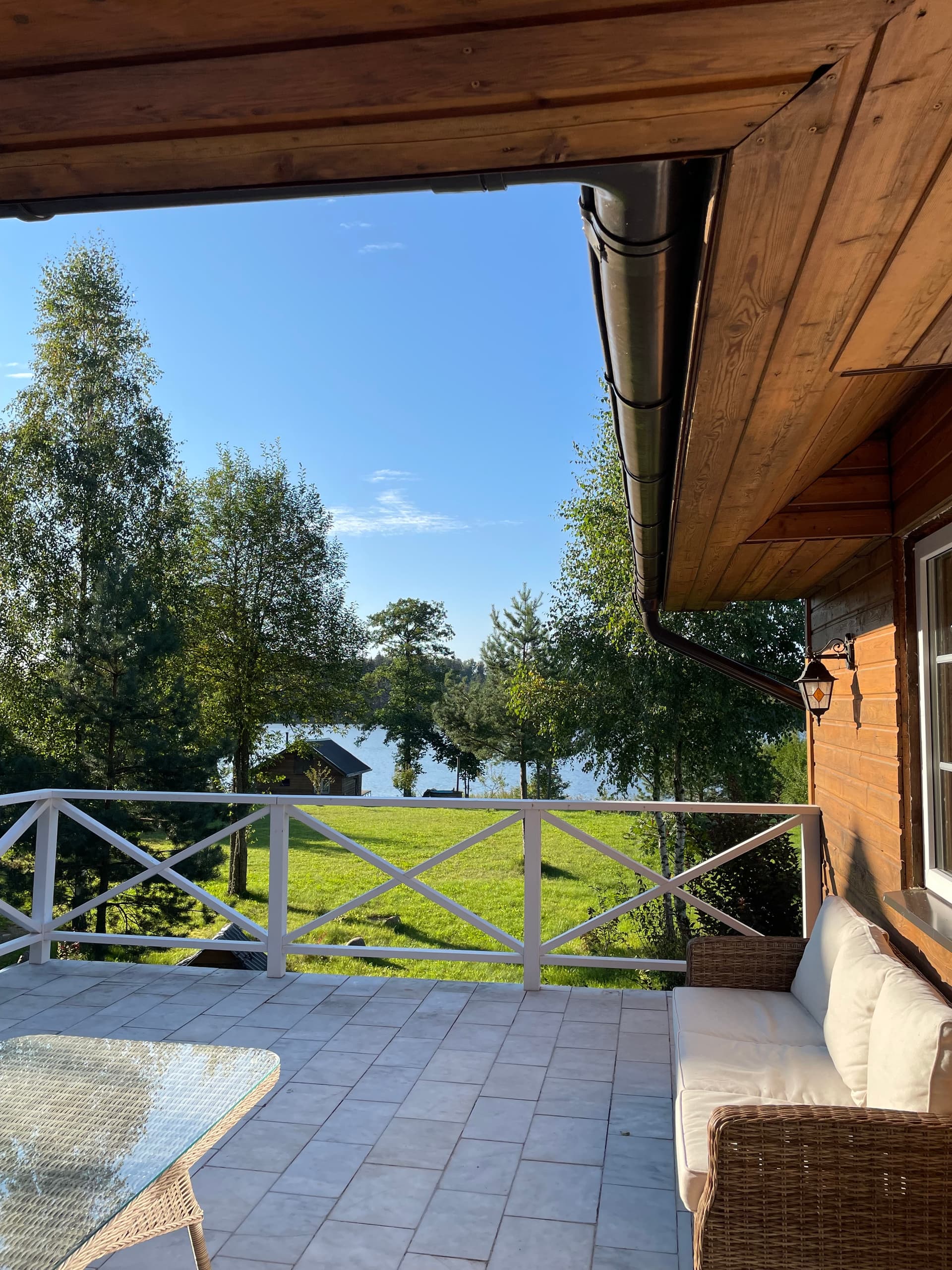 Sodyba ant ežero kranto