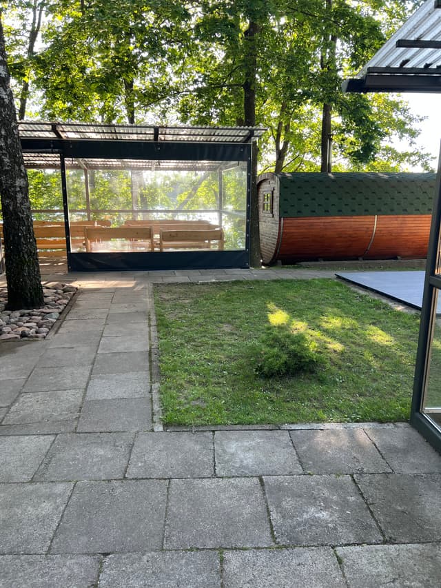 Sodyba su pirtimi, kubilu ir ežero pakrante