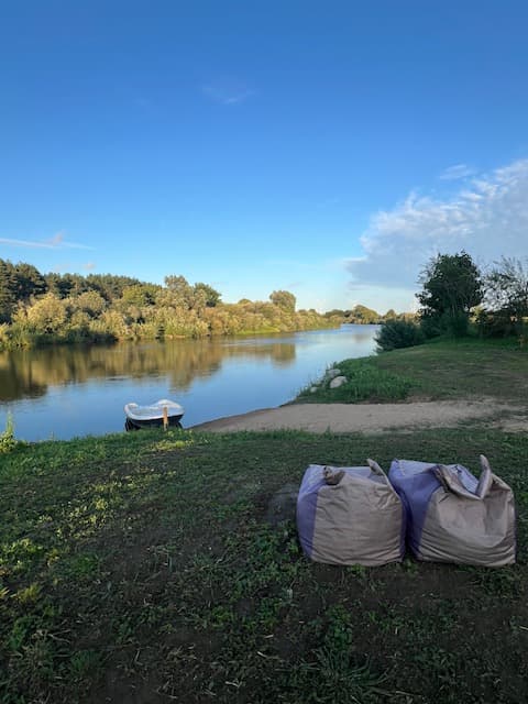 Sodyba ant upės Minijos kranto