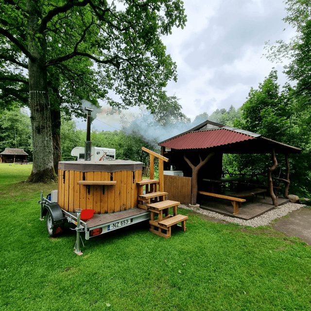 Turistauk LT - Baidarių nuoma, Dobilų Slėnis: nameliai, kubilai, pirtis ant Jūros upės kranto